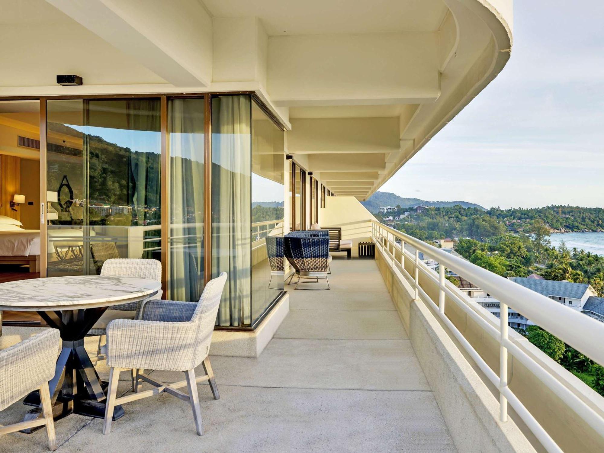 Pullman Phuket Karon Beach Resort מראה חיצוני תמונה A balcony