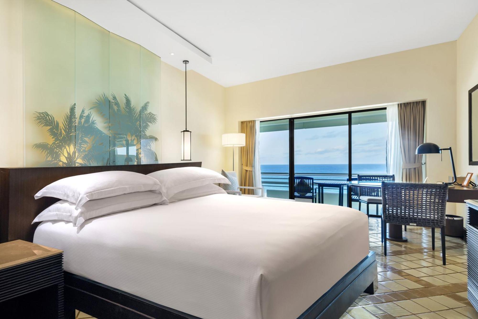 Pullman Phuket Karon Beach Resort מראה חיצוני תמונה A guest room at the Hilton Mauritius Resort