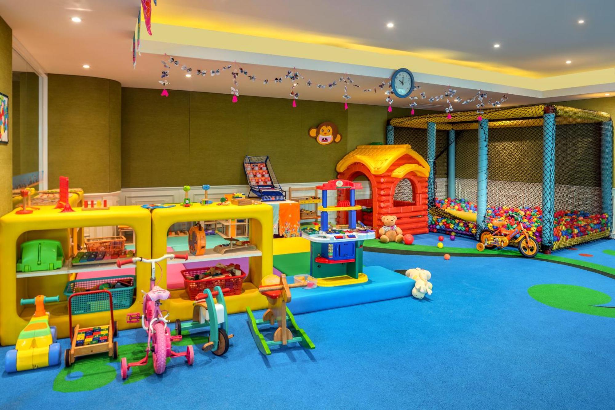 Pullman Phuket Karon Beach Resort מראה חיצוני תמונה The Kid's Club at the Grand Hyatt Mumbai